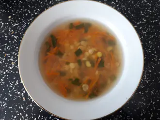 Шаг 7: Перед подачей посыпьте суп нарезанным зеленым луком.