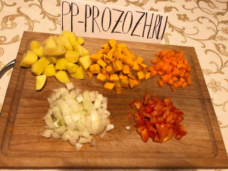 Шаг 2: Картофель и тыкву нарежьте на небольшие кубики, морковь и перец на маленькие, а лук ещё меньше. 