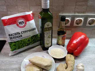 Шаг 1: Подготовьте ингредиенты для тофу с овощами: тофу, стручковую фасоль, перец красный сладкий, оливковое масло, соевый соус, имбирь, чеснок, кунжут.