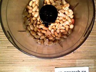Шаг 2: Измельчите арахис при помощи блендера.