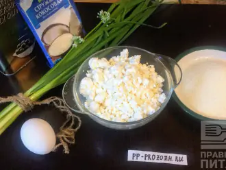Шаг 1: На две порции сырников возьмите: 300 грамм творога, 100 грамм манной крупы, одно яйцо и столовую ложку кокосовой стружки.