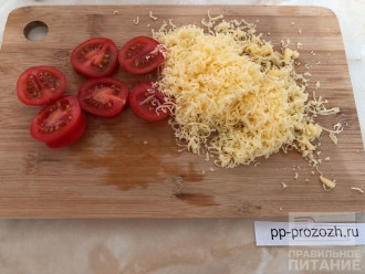 Шаг 5: Пока готовится блин нарежьте помидоры и натрите на мелкой терке сыр.