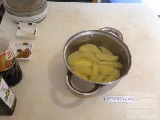 Шаг 3: Выложите картофель в кастрюлю, залейте кипятком. Поставьте на плиту и варите 10 минут после закипания до полуготовности.