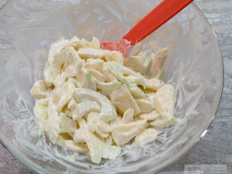 Шаг 5: Заправьте салат греческим йогуртом и аккуратно перемешайте.