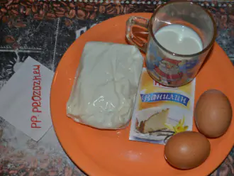 Шаг 1: Подготовьте ингредиенты: творог, яйца, молоко, ванилин.