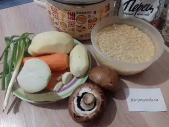 Шаг 1: Подготовьте продукты для супа: бульон, горох заранее замочите, шампиньоны, картофель, морковь, лук, чеснок, зелень, соль и специи.