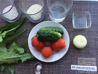 Шаг 1: Приготовьте ингредиенты. Вымойте листья салата. Вымойте и очистите овощи.