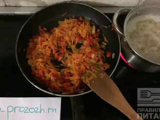 Шаг 5: Обжарьте овощи на антипригарной сковороде без масла. В кипящую кастрюлю положите булгур и варите 20 минут.