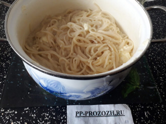 Шаг 4: Слейте всю воду из кастрюли со спагетти и добавьте прямо туда сыр. Хорошо перемешайте.