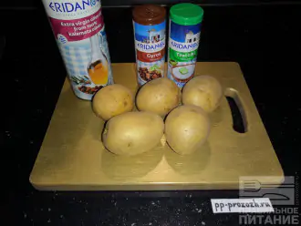 Шаг 1: Подготовьте ингредиенты: картофель, оливковое масло, соль, перец черный молотый.