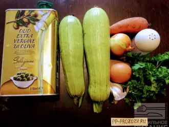 Шаг 1: Для приготовления этого блюда возьмите: кабачок, морковь, лук, яйцо, соль, молотый перец, зелень, чеснок и оливковое масло для жарки.