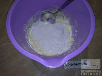 Шаг 4: Выложите в емкость творог, добавьте взбитые яйца и измельчите смесь до однородного состояния блендером. Добавьте муку с разрыхлителем и перемешайте. Добавьте нарезанное яблоко. Перемешайте еще раз.