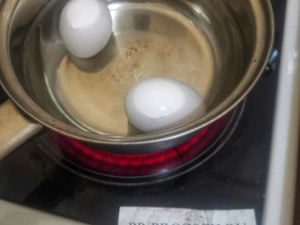 Шаг 3: Отварите яйца.