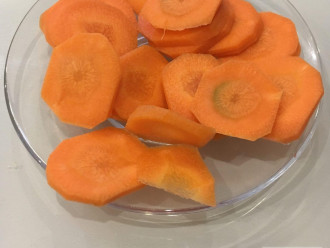 Шаг 2: Нарежьте кружочками морковь.