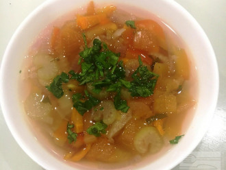 Шаг 6: В готовый суп положите соль по вкусу и 2 чайных ложки оливкового масла. В готовый суп добавьте свежую зелень.