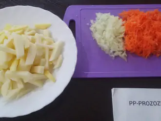 Шаг 2: Картофель нарежьте соломкой, морковь потрите на терку, лук мелко порежьте.