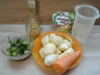 Шаг 1: Почистите картофель, морковь и лук. Помойте замороженные брокколи в теплой воде.