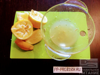 Шаг 4: Лимоны порежьте пополам и выдавите сок в глубокую миску.