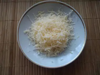Шаг 9: Натрите сыр на мелкой терке.