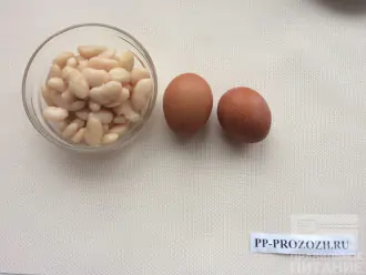 Шаг 2: Отварите яйца до готовности. Слейте жидкость из банки с консервированной фасолью.