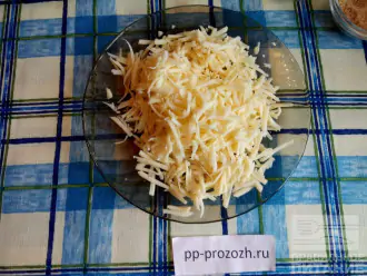 Шаг 5: Сыр натрите на крупной терке.