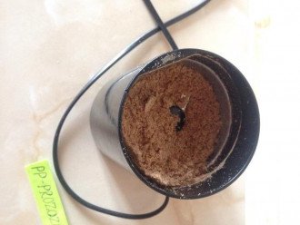 Шаг 2: Измельчите семена льна в кофемолке.