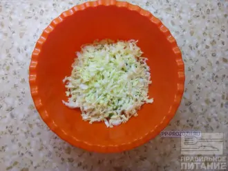 Шаг 3: Нашинкуйте пекинскую капусту и добавьте к авокадо. 