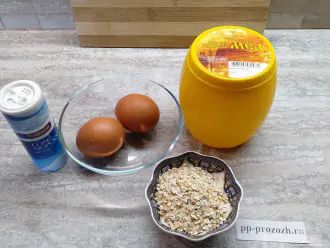Шаг 1: Подготовьте необходимые ингредиенты: яйца, овсяные хлопья, соль и мед.
