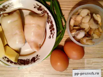Шаг 1: Приготовьте ингредиенты: отварные кальмары и яйца, грибы, сыр, зеленый лук.