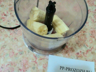 Шаг 3: В чашу блендера положите банан.