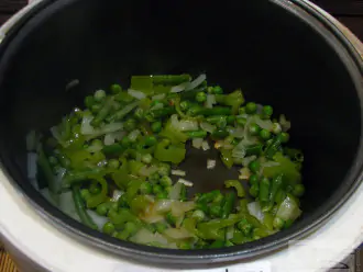 Шаг 4: Добавьте зеленый горошек и фасоль стручковую. Обжаривайте все вместе 5 минут. 