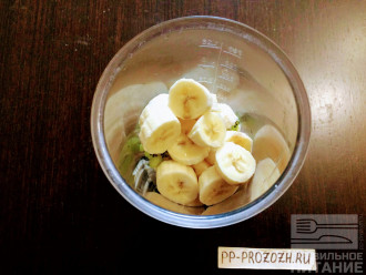 Шаг 4: Банан порежьте на кусочки и выложите в чашу блендера.