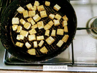 Шаг 3: Нагрейте оливковое масло на сковороде, затем добавьте кусочки тофу и жарьте 5-7 минут.