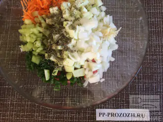 Шаг 7: Смешайте в миске измельченные овощи и зелень. Посолите по вкусу и добавьте сушеные травы. Дайте постоять несколько минут, чтобы у овощей начал выделяться сок.