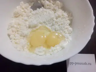 Шаг 2: Творог выложите в чашку, добавьте к нему яйца, сахарозаменитель и кокосовую стружку.