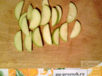 Шаг 4: Яблоко порежьте на дольки.