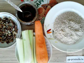 Шаг 1: Подготовьте ингредиенты по списку: ячневую крупу, морковь, сельдерей, грецкие орехи, мед, карри. Мед можно заменить любым подсластителем (у меня финиковый соус).