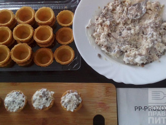 Шаг 5: Соедините грибы с луком с куриной грудкой, посолите по вкусу, добавьте майонез и хорошо перемешайте. Наполните тарталетки.