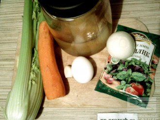 Шаг 1: Подготовьте ингредиенты: яйца, бульон, лук, чеснок, перец, сухие травы (базилик), хорошенько промойте и почистите сельдерей и морковь.