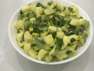 Шаг 7: Перемешайте салат и дайте настояться 5 минут. Салат "Витаминный" из киви и авокадо готов.