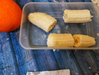 Шаг 2: Поломайте банан на кусочки и отправьте в морозилку на 30 минут.