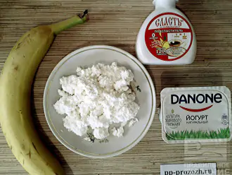 Шаг 1: Приготовьте ингредиенты: творог, банан, йогурт и подсластитель.