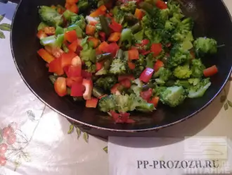 Шаг 7: Положите овощи на сковородку и обжарьте с 1 ст.л. оливкового масла.