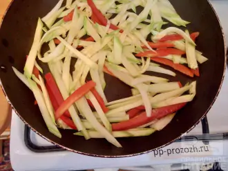 Шаг 4: Ввыложите овощи на сковороду и обжарьте. Масла больше не добавляйте.