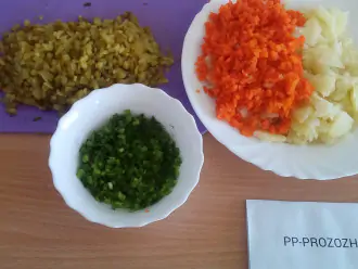 Шаг 4: Порежьте мелко картофель, морковь ,огурцы, лук.