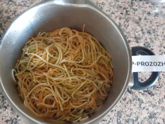 Шаг 3: Отварите спагетти, придерживайтесь правила: лучше не доварить, чем переварить. 