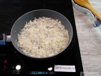 Шаг 4: Очистите лук и чеснок, измельчите и спассеруйте до мягкости на разогретой с маслом сковороде.