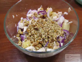 Шаг 7: Добавьте все ингредиенты в миску к ананасам, перемешайте. Салат готов.