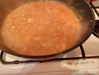 Шаг 7: Влейте воду, введите муку и томатную пасту, готовьте 5 минут.