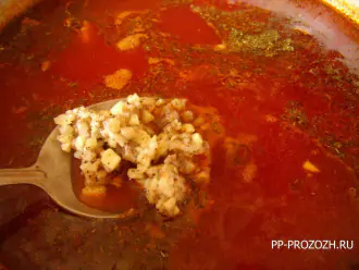 Шаг 7: Выключите плиту, положите в свекольник измельченный чеснок (можно перетереть его с маленьким кусочком измельченного соленого сала) и достаньте лавровый лист. Оставьте суп настояться 10 минут.